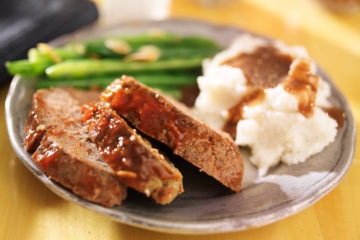 Meatloaf with green beans and mashed potatoes